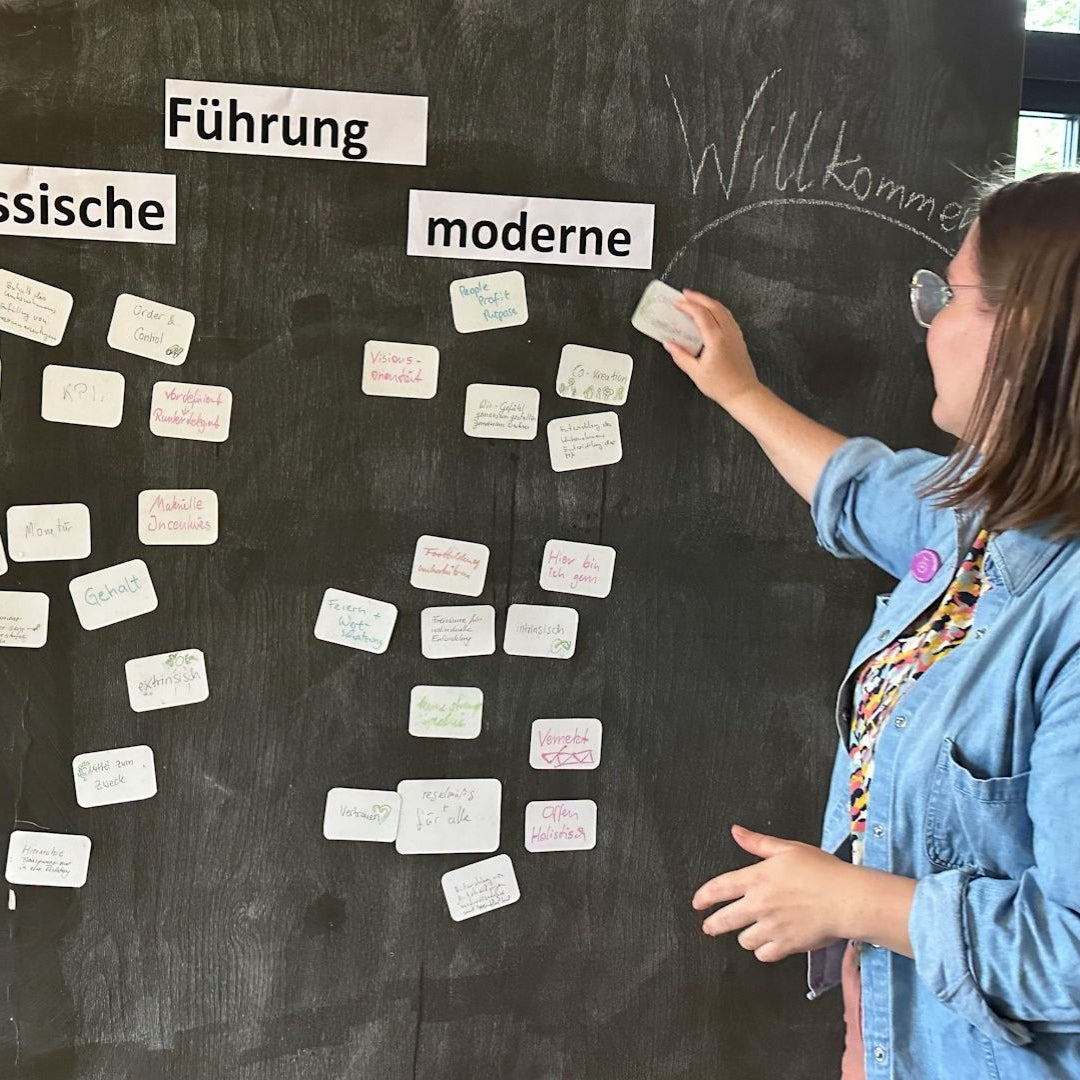 Hände notieren Ideen auf einer Fläche aus Infinity Stonepaper