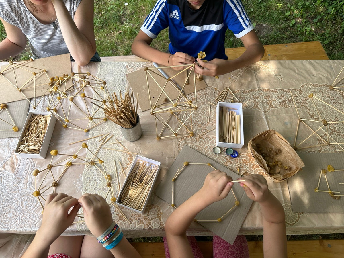 Kinder bauen mit Beenius eine geometrische Konstruktion und werden dabei zu Architekten