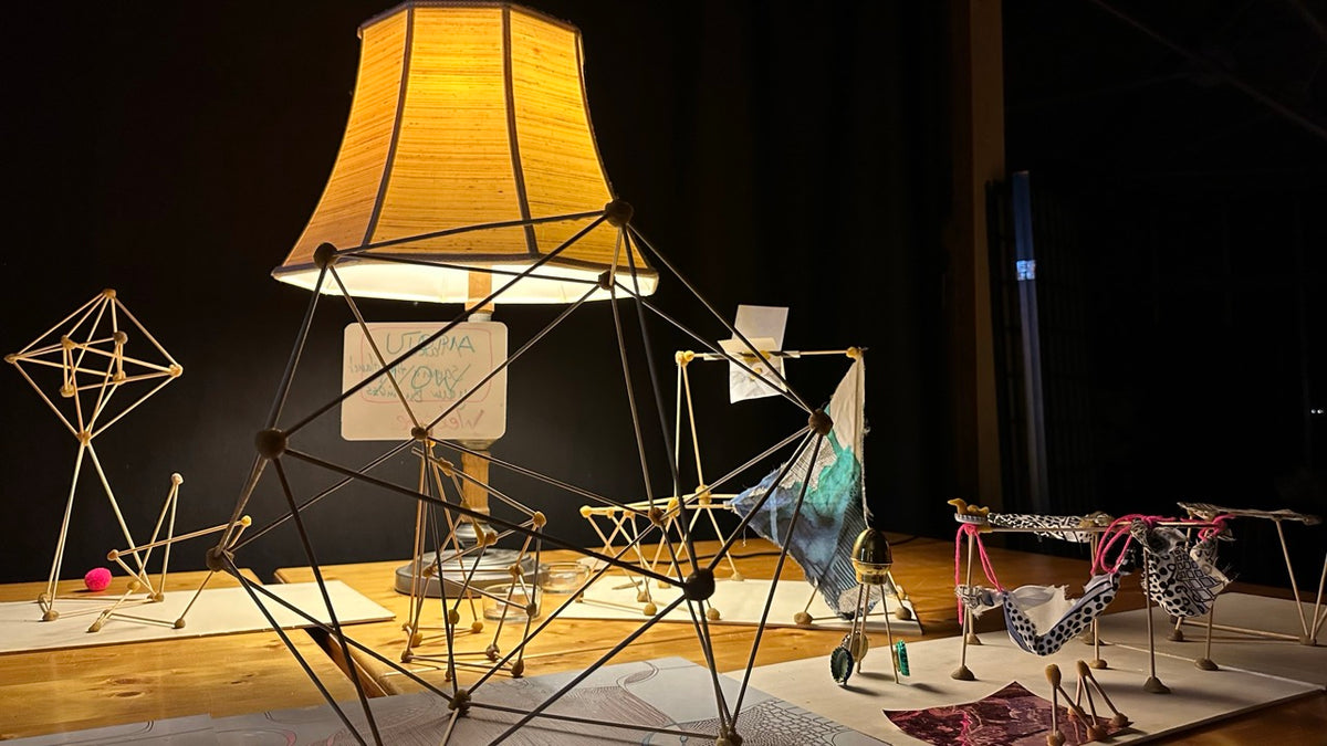 Ausstellung kreativer Beenius Modelle aus Bambusstäbchen und Bienenwachs