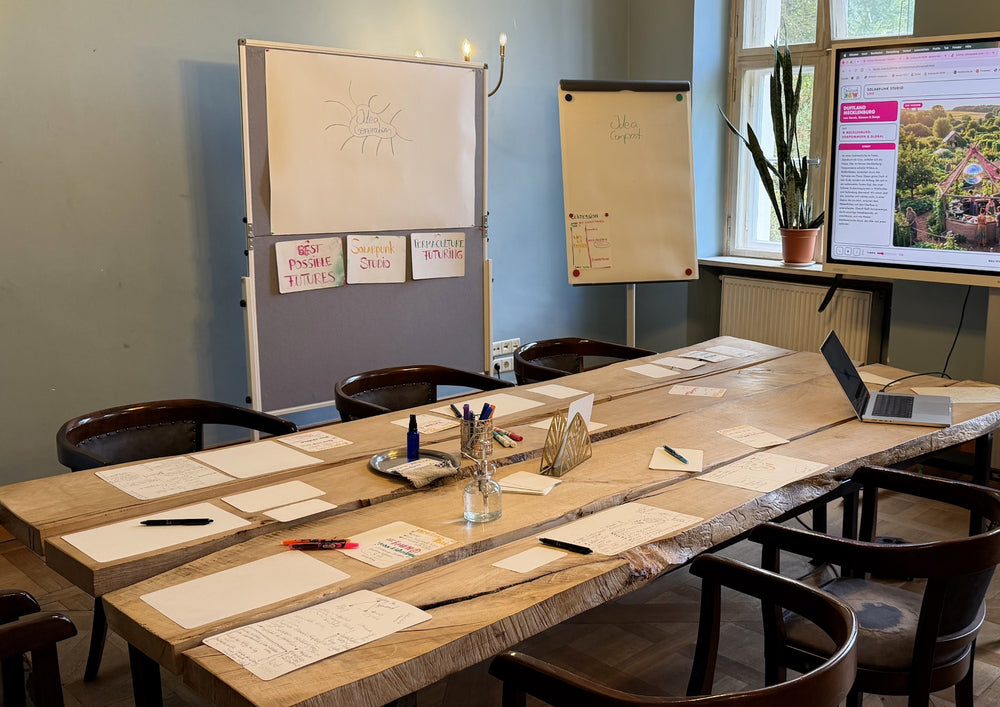 Prepared seminar room with an XXL Board on the pinboard and stone paper on the tables.