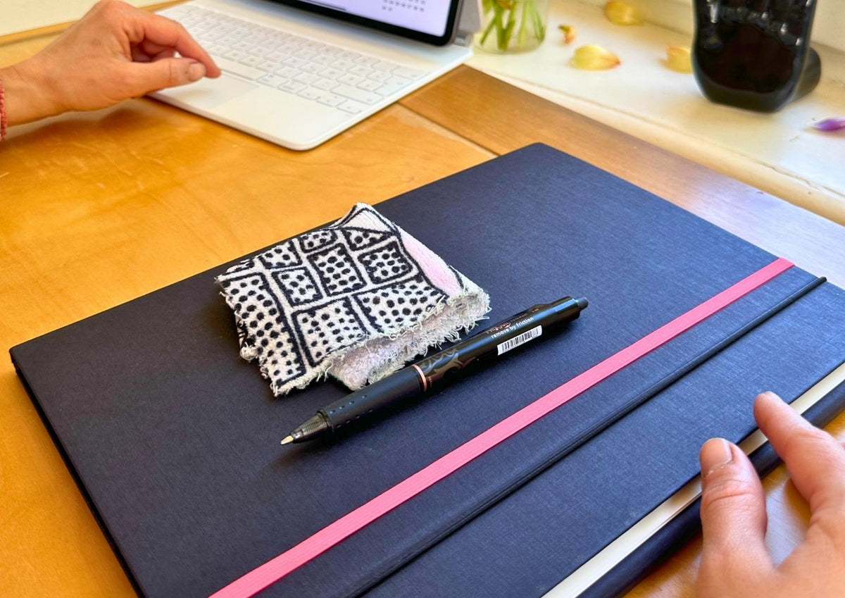 Geschlossene Infinity Mappe in Dunkelblau mit Gummiband, Stift und Tuch