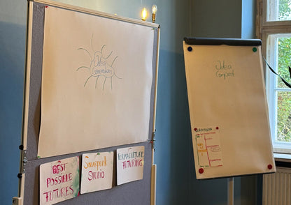 Board XXL als Pinnwand, dazu zwei Flipcharts im Seminarraum
